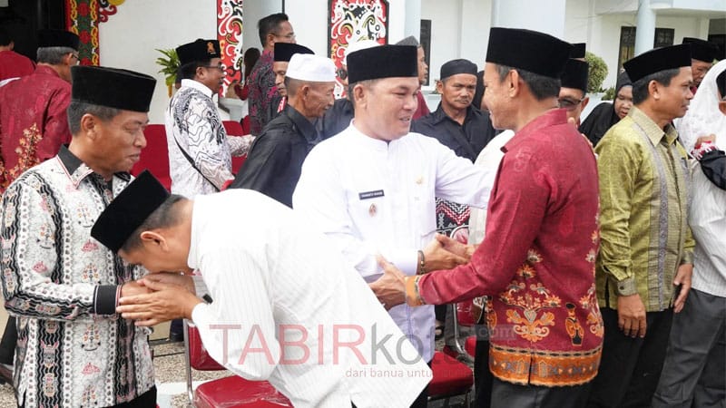 Lepas Keberangkatan Umrah Pemenang STQ XII, Wabup Mura Harap Bawa Keberkahan