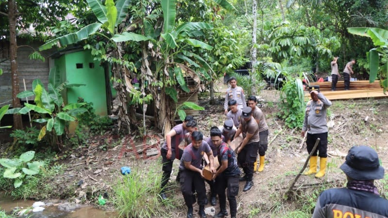 Permudah Akses Ekonomi Warga, Polres HST Bangun Jembatan Merah Putih