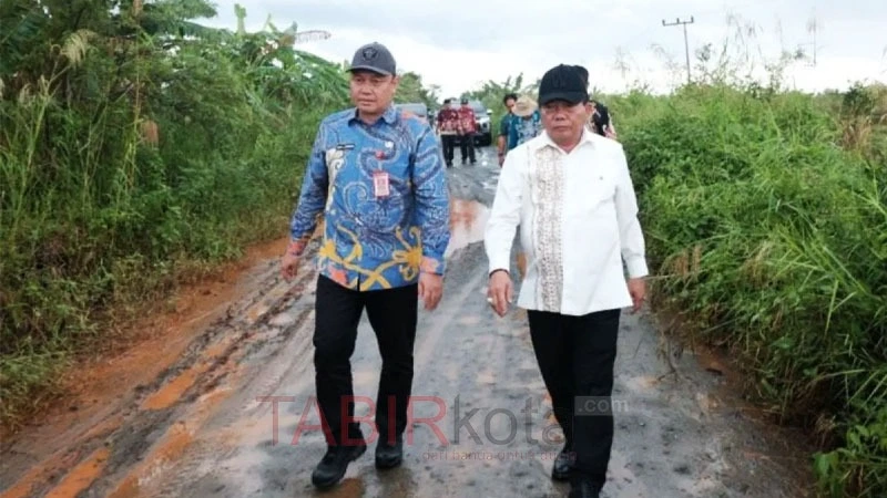 Tinjau Jalan di Kapuas Kuala, Bupati Rencanakan Perbaikan dan Pembangunan Infrastruktur Pendukung