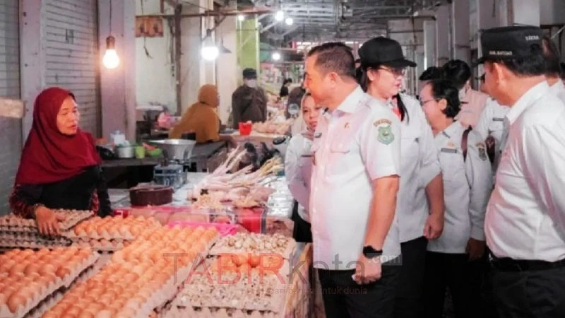 Pastikan Stabilitas Harga dan Stok Sembako Jelang Imlek dan Ramadan, Wabup Kapuas Tinjau Pasar Blok R