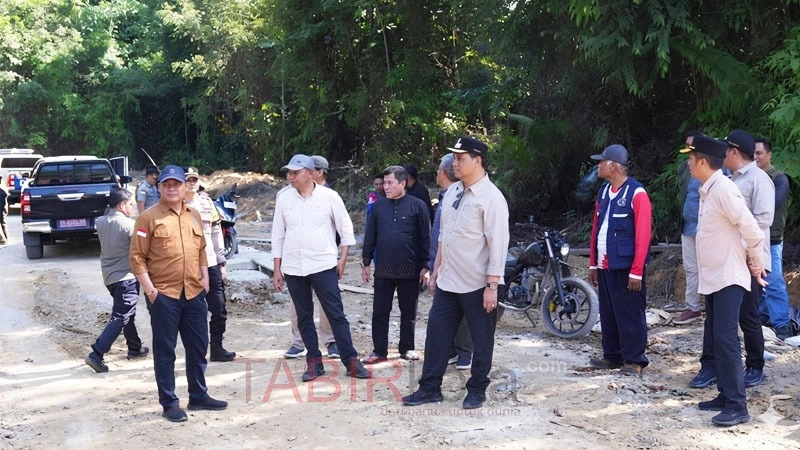 Pastikan Pembangunan Tepat Sasaran, Bupati Barut Tinjau Jembatan Lahei dan Jalan Malawaken