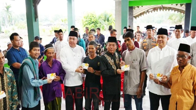 Safari Ramadan di Mantangai, Bupati Kapuas Serahkan Kartu Huma Betang Sejahtera