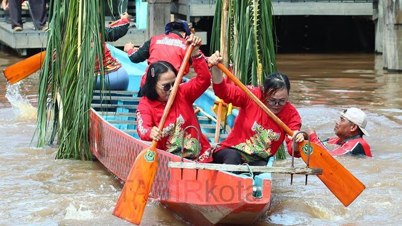 Buka Lomba Besei Kambe dan Manyipet, Wabup Kapuas: Momen Perkuat Identitas Budaya Daerah