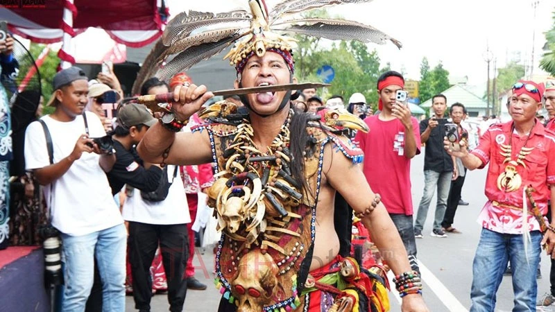 Lepas Peserta Karnaval Budaya, Bupati Kapuas: Wujud Nyata Semboyan Tingang Menteng Panunjung Tarung