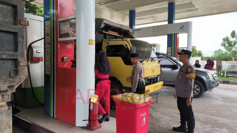 Pastikan Distribusi Solar Tepat Sasaran, Polres HST Monitoring Stok BBM di SPBU