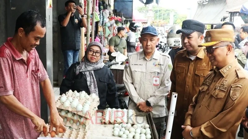 Pastikan Stok Bapok Aman Jelang Lebaran, Bupati dan Wabup Tabalong Monitoring Pasar Tanjung