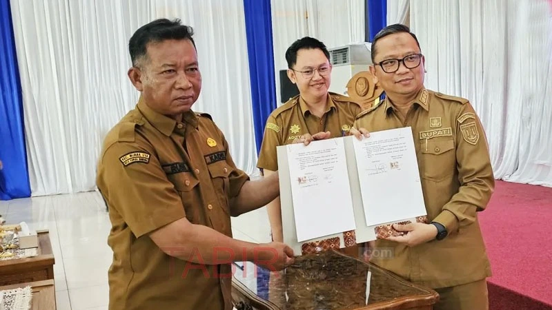Hadiri Penandatanganan Komitmen Kinerja, Bupati Tabalong Apresiasi Upaya Pambakal Dorong Percepatan Pembangunan