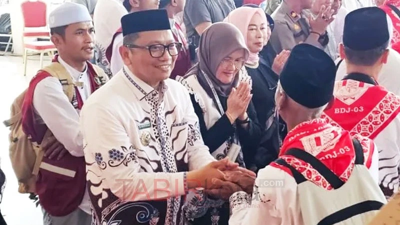 Lepas Keberangkatan Jemaah Calon Haji, Bupati Tabalong Ingatkan Jaga Kesehatan