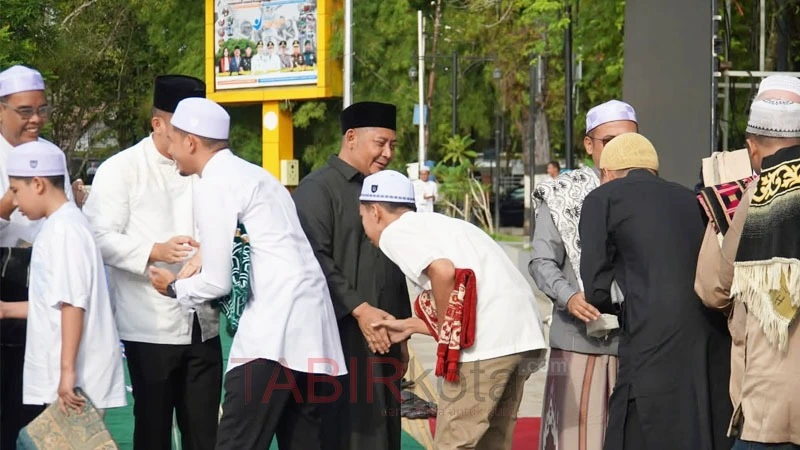 Salat Idul Adha Bersama Ribuan Warga, Bupati HST Ajak Perkuat Kepedulian Sosial