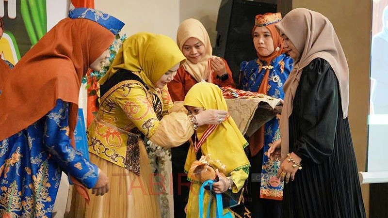 Hadiri Haflah Akhirussanah TK Islam Azza, Bunda PAUD Kapuas Apresiasi Dedikasi Guru