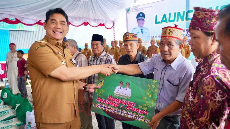 Komitmen Tingkatkan Kesejahteraan, Bupati Barito Utara Luncurkan Bansos hingga Insentif Lembaga Adat
