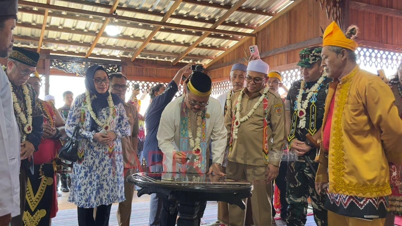 Sultan Banjar Resmikan Rumah Pengobatan Alternatif Minyak Waras Borneo di HST