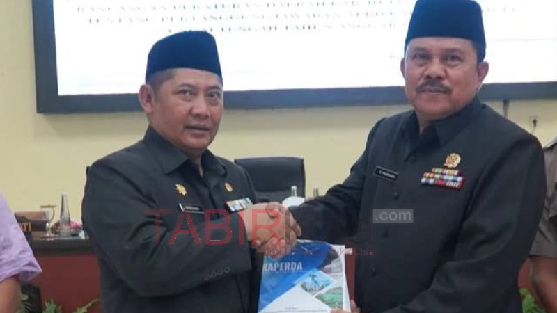 Rapat Paripurna di DPRD, Bupati HST Laporkan Penggunaan APBD 2025