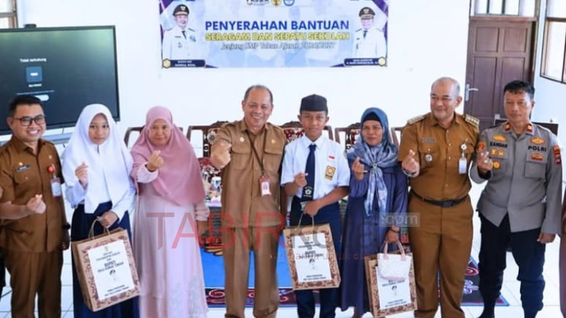 Tekan Angka Putus Sekolah, Pemkab HST Salurkan Seragam dan Sepatu untuk Siswa Baru