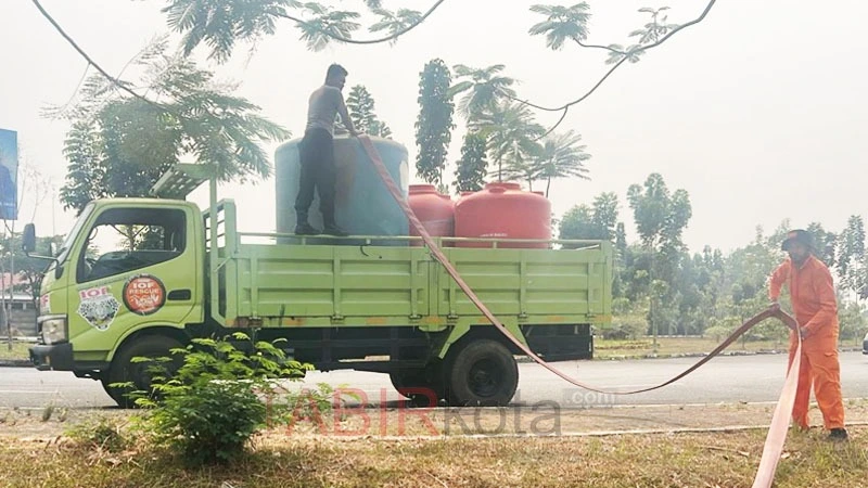 Dukung Penanganan Karhutla, Bandara Internasional Syamsudin Noor Dirikan Pos Bantuan Suplai Air