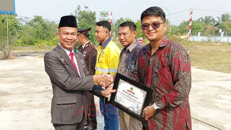 Sukses Dorong Kesejahteraan Warga, PT SMM di Barut Peroleh Penghargaan dari Pemcam Teweh Selatan