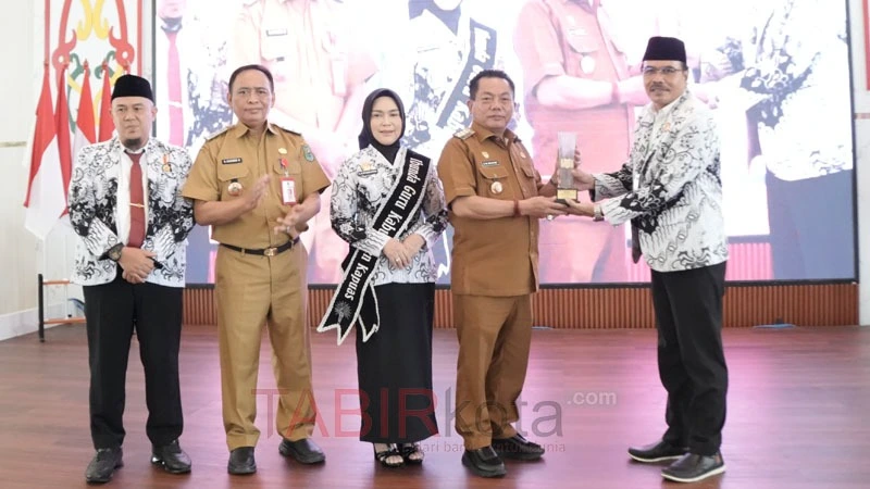 Komitmen Majukan Pendidikan, Bupati Kapuas Terima Anugerah Kapuas Leadership Education Award 2026
