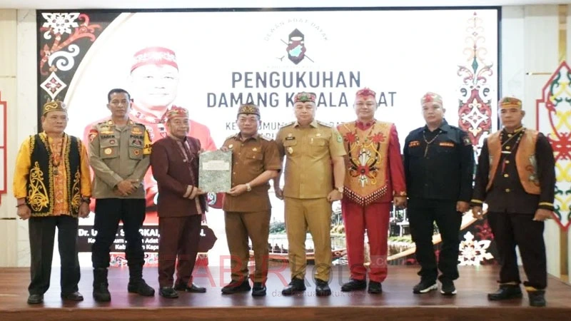 Kukuhkan Damang Pulau Petak, Bupati Kapuas Harap Lembaga Adat Dukung Program Strategis Daerah
