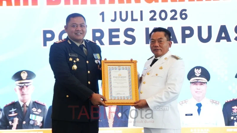 Hadiri Syukuran Hari Bhayangkara ke-80, Bupati Kapuas Terima Penghargaan Khusus dari Kapolres