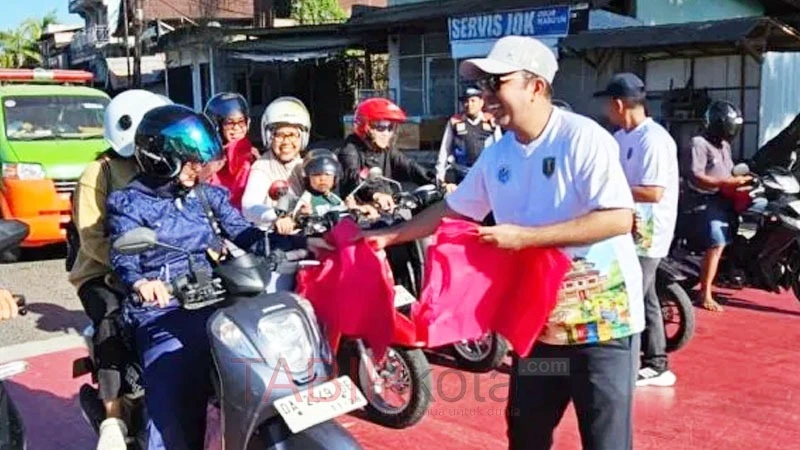 Peringati Hari Lingkungan Hidup Sedunia, Wabup Tabalong Bagikan Kantong Belanja Non Plastik