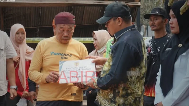 Pemkab HST Gerak Cepat Salurkan Bantuan Kebarakan di Tabudarat Hilir