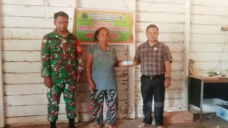Pemdes Tumbang Tihis Kapuas Salurkan Insentif Apdes dan BLT-DD 2026