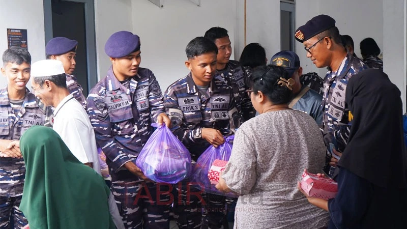 Rangkaian HUT TNI ke-81, Lanal Kotabaru Bagi-Bagi Sembako di Pulau Laut Utara