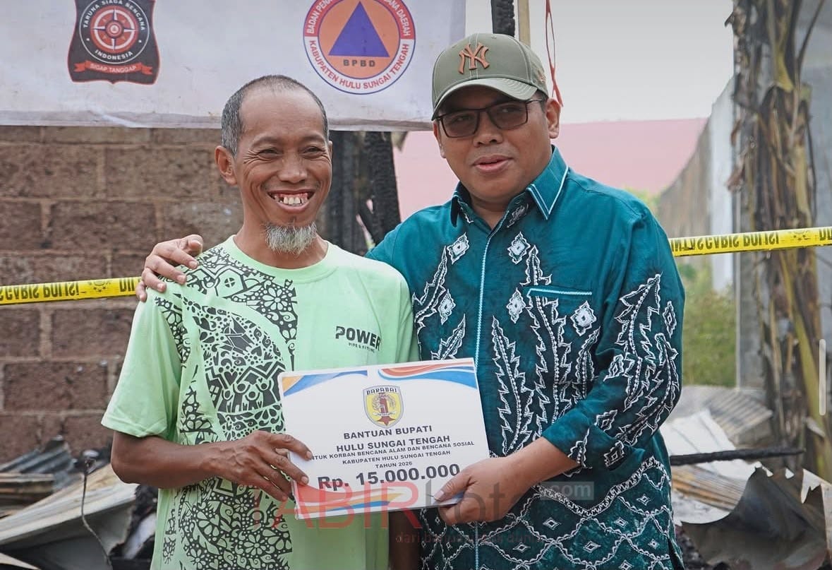 Wabup HST, Gusti Rosyadi Elmi menyerahkan bantuan (foto; TABIRkota/kominfo hst)