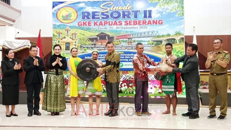 Wabup Kapuas, Dodo, memukul gong sebagai tanda dimulainya kegiatan Sinode Resort II GKE Kapuas Seberang (foto: TABIRkota/yuliansyah)