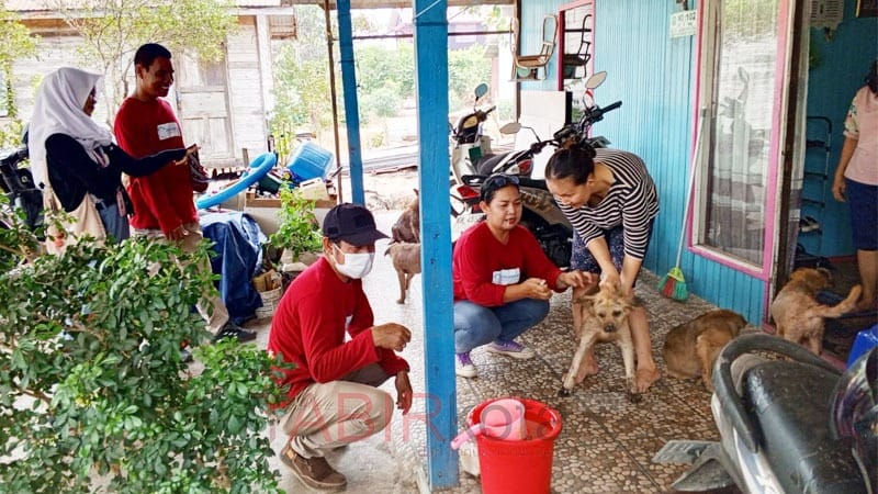 Tim PKH Distan Kapuas memberikan vaksinasi rabies untuk hewan peliharaan secara door-to-door (foto: TABIRkota/ist)