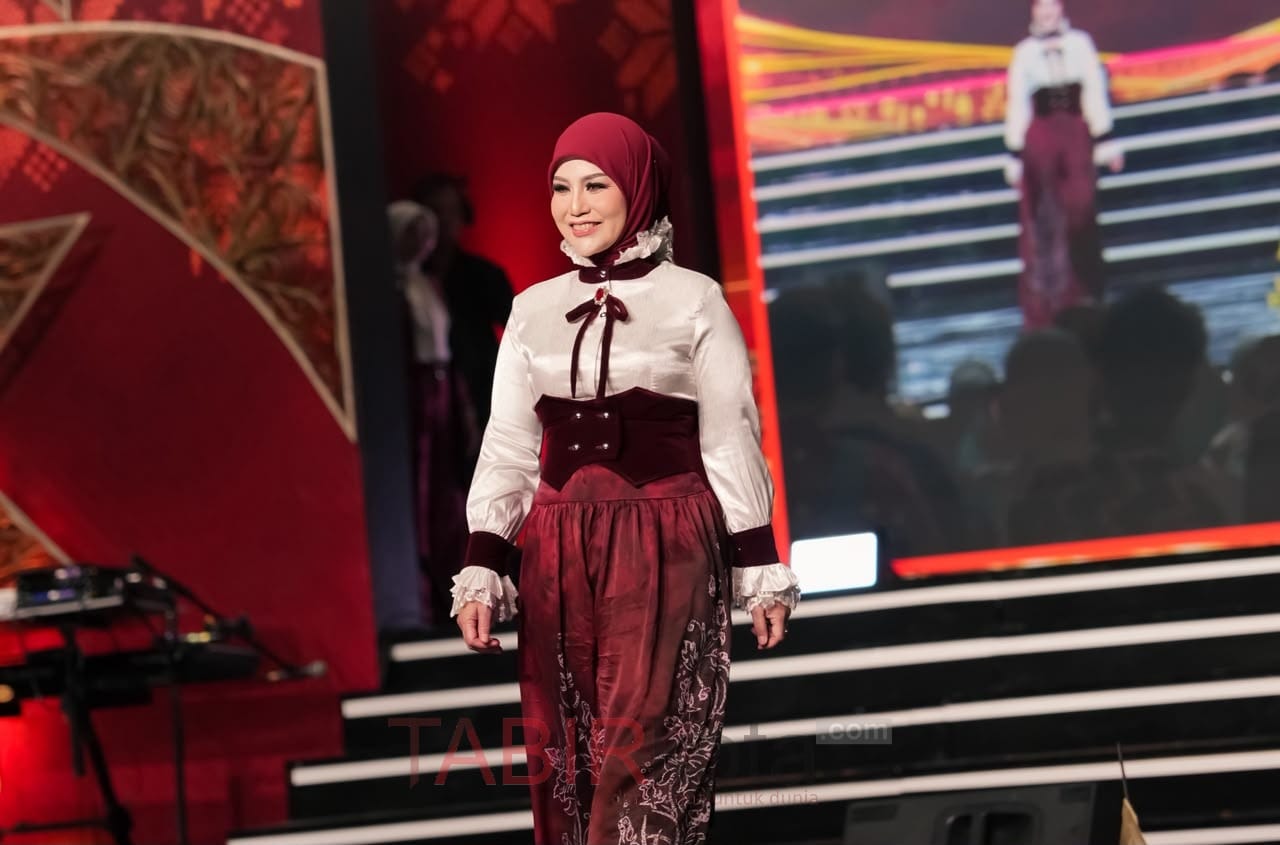 Ketua Dekranasda HST, Deni Era Yulyantie tampil anggun bawa sasirangan khas Bumi Murakata (foto: TABIRkota/kominfo hst)