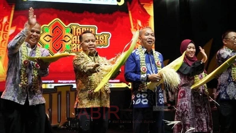 Pembukaan Tapin Art Fest 2026, Bupati Tapin Terima Piagam KEN 2026 dari Kemenpar RI