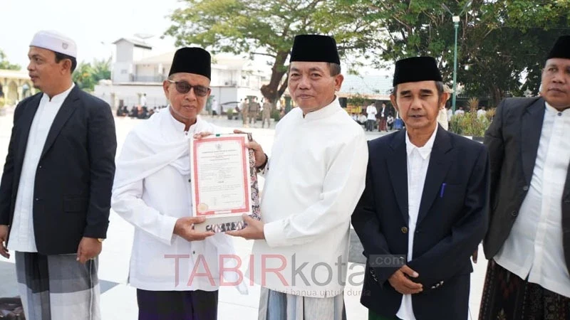 Bupati Kapuas, HM Wiyatno menyerahkan secara simbolis Ijazah Pendidikan Kesetaraan usai memimpin Upacara Peringatan Hari Santri Nasional (foto: TABIRkota/kipkps)