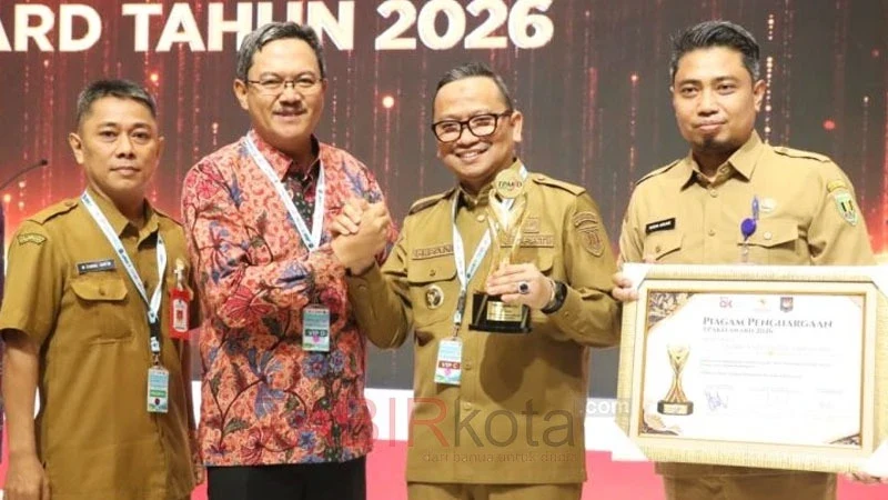 Bupati Tabalong, H Muhammad Noor Rifani menerima penghargaan TPKAD Award 2026 sebagai Terbaik Tingkat Regional Kalimantan (foto: TABIRkota/ist)