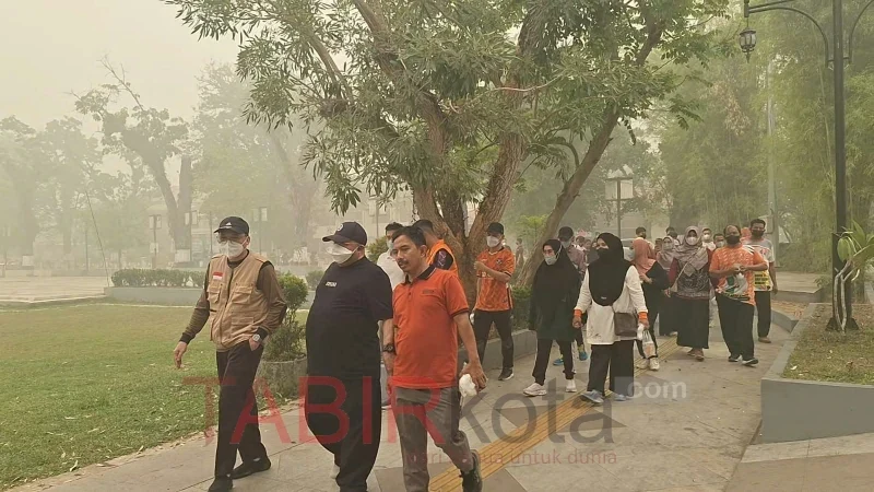 Anggota DPRD HST, Supriadi bersama Habib Aboe Bakar dan jajaran Partai PKS membagikan masker (foto: TABIRkota/ferian sadikin)