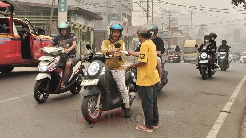 PWI Barito Utara membagikan ribuan masker gratis kepada warga Muara Teweh sebagai bentuk kepedulian terhadap dampak karhutla dan kesehatan masyarakat (foto: TABIRkota/mardedi)