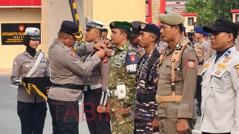 Kabag Ops Polres Kotabaru, Kompol Koes Adi Dharma saat memimpin apel (foto: TABIRkota/siti hadisah)