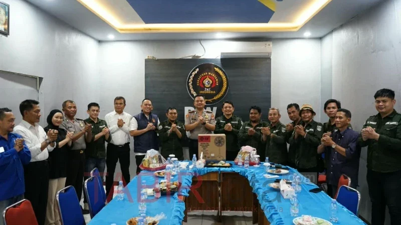 Kapolres Barsel beserta jajaran mengunjungi Sekretariat PWI setempat (foto: TABIRkota/akhmad madani)