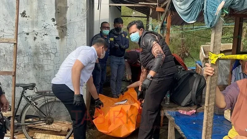 Proses evakuasi jenazah lansia warga Muara Talang yang ditemukan meninggal di kamar mandi Pasar Subuh Buntok (foto: TABIRkota/ist)