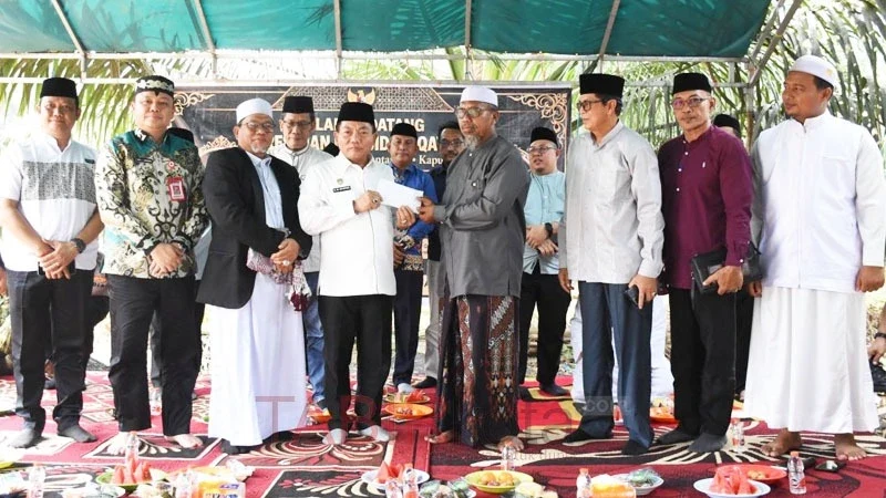 Bupati Kapuas, HM Wiyatno menyerahkan bantuan untuk mendukung kenyamanan beribadah di Masjid Al-Qayyum (foto: TABIRkota/kipkps)
