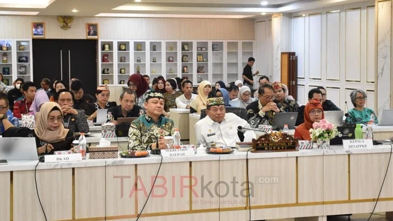 Bupati Kapuas, HM Wiyatno didampingi Sekda setempat, Usis I Sangkai mengikuti Verifikasi Lapangan Evaluasi PUG 2024 dan 2025 dalam rangka penilaian PPE 2026 (foto: TABIRkota/kipkps)