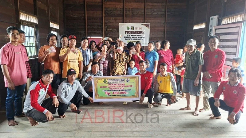 Penyaluran BLT-DD di Tanjung Rendan (foto: TABIRkota/yuliansyah)