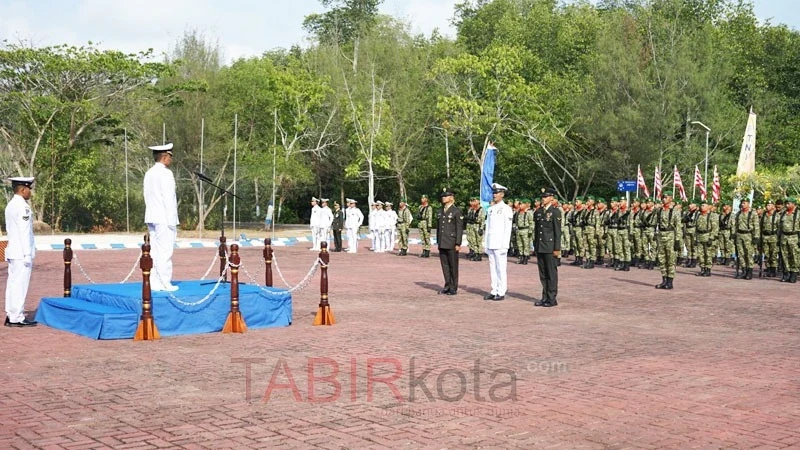 Danlanal Kotabaru, Letkol Laut (P) Muhammad Arif memimpin apel peringatan HUT ke-81 TNI (foto: TABIRkota/ist)