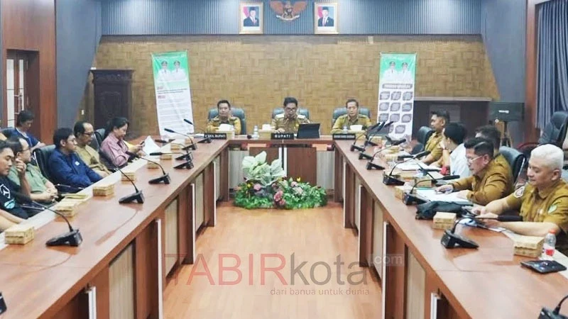 Bupati Barut, H Shalahuddin meminta agar hak-hak masyarakat terdampak pelebaran jalan agar dihormati (foto: TABIRkota/diskominfosandi)