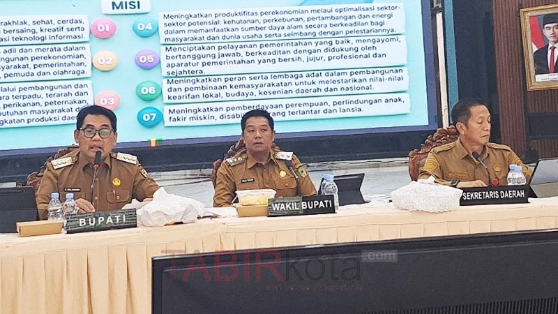 Bupati Barut, H Shalahuddin bersama Wabup, Felix Sonadie Y Tingan dan Sekda setempat, Muhlis saat memimpin paparan refleksi satu tahun kepemimpinan (foto: TABIRkota/ist)