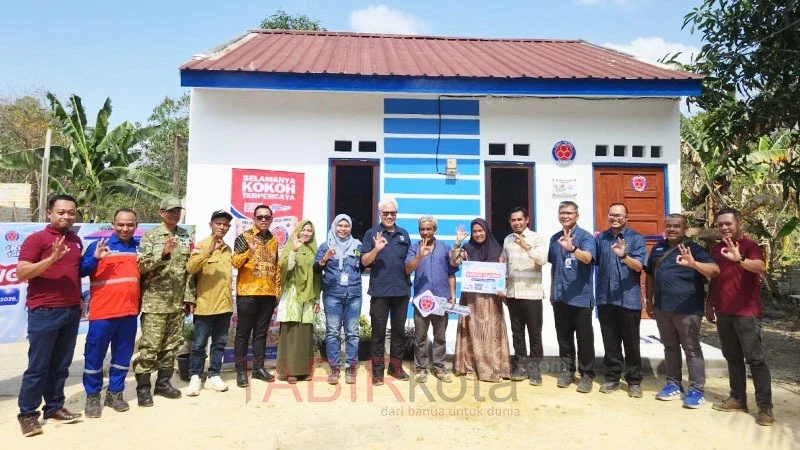 Penyerahan rumah layak huni program Bangun Rumah Tukangku dari PT Indocement Tunggal Prakarsa Tbk di Tarjun (foto: TABIRkota/ist)