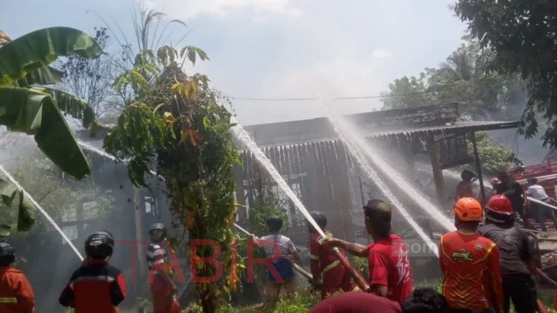 Petugas pemadam kebakaran dan relawan berjibaku dengan api (foto: TABIRkota/ferian sadikin)