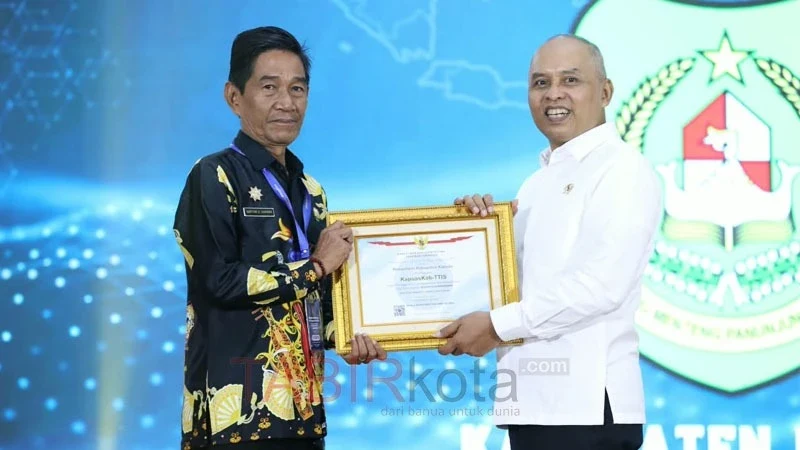Kadiskominfo Kapuas, Hartoni U Sawang menerima STR KapuasKab-TTIS pada prosesi Pengukuhan Bersama TTIS Sektor Administrasi Pemerintahan dan Pembangunan Manusia di BSSN Depok (foto: TABIRkota/kipkps)
