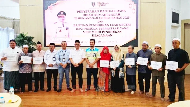 Dana hibah diberikan kepada 25 rumah ibadah, sedangkan bantuan pendidikan diberikan kepada sembilan mahasiswa yang menempuh pendidikan keagamaan di luar negeri (foto: TABIRkota/ist)