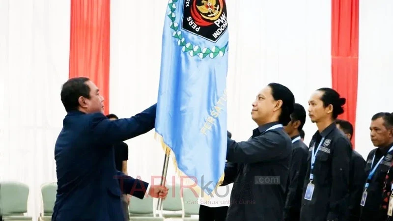 Penyerahan pataka PWI oleh Ketua PWI Kalsel kepada Ketua PWI Tabalong (foto: TABIRkota/ist)